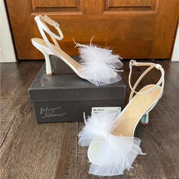 Betsey Johnson Shoes - Betsey Johnson Ivory Lylla bow heels 8